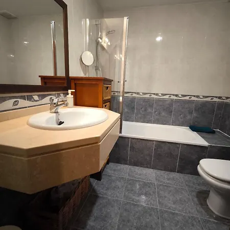 With 3 Bedrooms, 2 Bathrooms, Garage, And Wi-fi * אוביידו