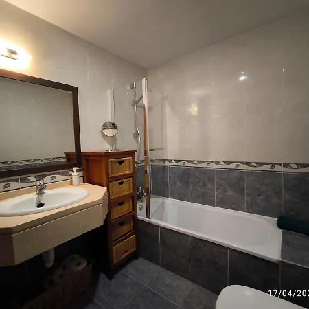 With 3 Bedrooms, 2 Bathrooms, Garage, And Wi-fi * אוביידו