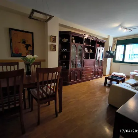 With 3 Bedrooms, 2 Bathrooms, Garage, And Wi-fi דירה *