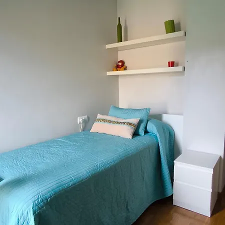 With 3 Bedrooms, 2 Bathrooms, Garage, And Wi-fi * אוביידו